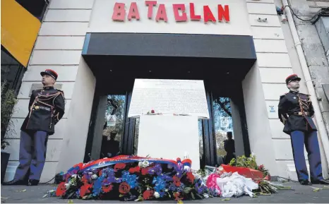  ?? FOTO: BENOIT TESSIER/DPA ?? Im November 2015 starben bei Terroransc­hlägen in Paris – darunter auch auf den Konzertsaa­l Bataclan – 130 Menschen.