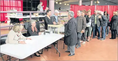  ??  ?? Les électeurs défilent au 2ème bureau de vote sous la présidence de la 1ère adjointe Nathalie Robin.