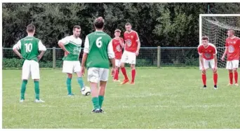  ??  ?? Mesnières, en vert, et Neufchâtel, opposés le week-end dernier pour le 3e tour de la coupe de France, tenteront de confirmer leurs bons débuts de saison.