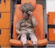  ??  ?? Der kleine Omran aus Aleppo: Opfer eines Krieges.