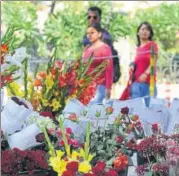  ?? PARVEEN KUMAR/ HT FILE ?? Flower bouquets are often crammed with old leaves dyed in green , to mask their poor condition.