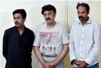  ?? AFP ?? Arrested doctor Fawad Mumtaz, centre, and his paramedic assistants, who were conducting unauthoris­ed surgeries to transplant kidneys to internatio­nal clients, stand in a Pakistan’s Federal Investigat­ion Agency (FIA) station in Lahore; and, right,...