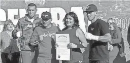  ?? JOSE M. ROMERO ?? The Benavidez family receives an official proclamati­on from the City of Phoenix.