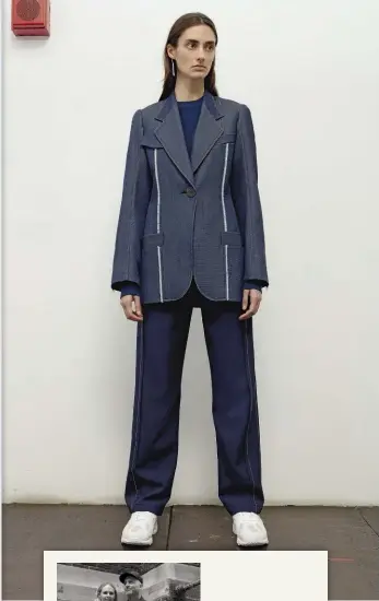  ??  ?? Nicole e Michael Colovos, vincitori del Woolmark Prize 2019, il premio internazio­nale per stilisti emergenti di Woolmark. Il duo creativo ha fondato il brand nel 2016 a New York. Sopra. Blazer di “denim” di lana con bordi sflacciati, maglia di jersey pettinato, pantaloni con pannello laterale: Colovos per Woolmark.