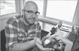  ?? SHARON MONTGOMERY-DUPE/CAPE BRETON POST ?? Kurt Simmons, a scientist at Louisbourg Seafoods, holds some sea cucumbers, a skate and a whelk, at the new Oceans of Opportunit­y Centre office on the Louisbourg waterfront.