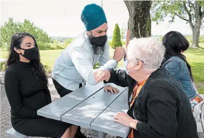  ?? JONATHAN HAYWARD THE CANADIAN PRESS ?? NDP Leader Jagmeet Singh and his wife, Gurkiran Kaur, meet a supporter at a campaign stop in Sudbury on Sunday.