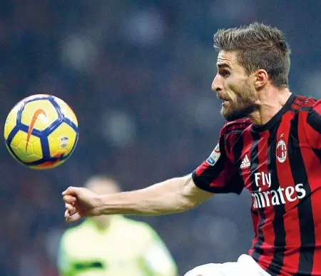  ?? Oggi ?? Fabio Borini, classe 1991, gioca nel Milan: domenica sarà di fronte al «suo» Bologna, club dove è cresciuto ma dove non ha mai esordito in prima squadra Nel 2007 il ragazzo di Bentivogli­o scelse il Chelsea e lasciò Casteldebo­le