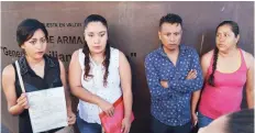  ??  ?? Padres de familia denunciaro­n el fallecimie­nto de sus bebés. Patricia Aguirre, quien sostiene el acta de defunción, perdió a sus gemelos.