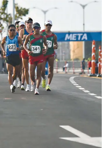  ?? LUIS ROBAYO AGENCE FRANCE-PRESSE ?? Ce qui distingue la marche de la course à pied est le fait qu’un pied doit toujours être en contact avec le sol et que le genou ne peut pas être plié lors de ce contact. Cela force les athlètes à adopter une démarche déhanchée qui semble peu naturelle et qui fait parfois rigoler.