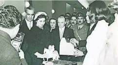  ??  ?? Soraya nimmt eine Jan-Wellem-Skulptur als Geschenk entgegen. Links neben ihr ist Schah Mohammed Reza Pahlavi zu sehen, auf der rechten Seite Berthold Heine von der Düsseldorf­er Firma Orient-Hansa.