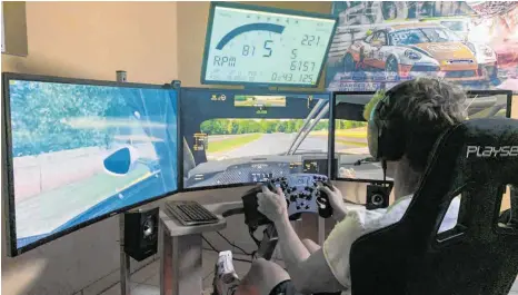  ?? FOTO: PRIVAT ?? Tim Zimmermann aus Langenarge­n kann derzeit nur in seinem Keller virtuelle Rennen am Simulator fahren.