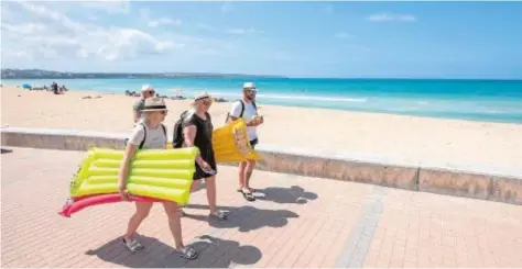  ?? EFE ?? Turistas alemanes en las playas de Mallorca