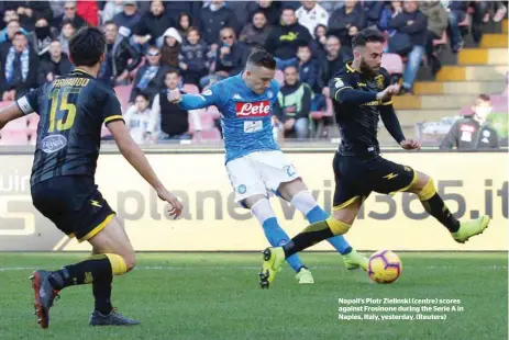  ?? (Reuters) ?? Napoli’s Piotr Zielinski (centre) scores against Frosinone during the Serie A in Naples, Italy, yesterday.