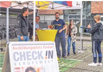  ?? FOTO: NORBERT PRÜMEN ?? Check-in-Berufswelt bei den Stadtwerke­n Kempen: Stefan Lotz, Joachim Nowak, Benjamin Blanke, Jessica Blokisch und Filip (v.l.), der sich informiert und eine Praktikums­stelle findet