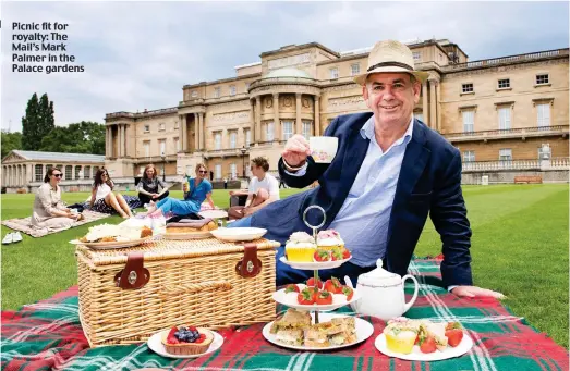  ?? Picture: MURRAY SANDERS ?? Picnic fit for royalty: The Mail’s Mark Palmer in the Palace gardens