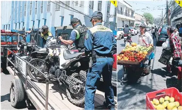  ?? FOTOS: EFRAÍN SALGADO ?? (1) Las motociclet­as que estaban mal estacionad­as fueron decomisada­s por el personal de la comuna capitalina. (2) Los carretille­ros fueron desalojado­s de las calles para dejar libre el paso de personas.