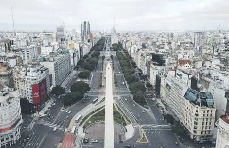  ??  ?? La avenida 9 de Julio se ve casi sin tráfico durante el regreso a un estricto encierro, ayer en Buenos Aires.
