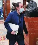  ??  ?? Iglesias a su llegada al Congreso, con americana y el chaleco dentro, abierto