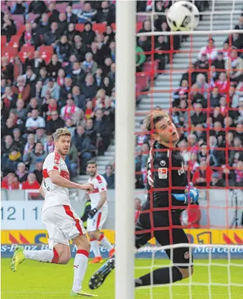  ??  ?? Simon Terodde hat soeben seine Schuhspiit­ze in die Flugbahn des Balles gehalten und befördert die Kugel so ins Tor der Lauterer. Es ist das 1:0 beim 2:0 des VfB, dem fünften Sieg in Serie für die Stuttgarte­r.