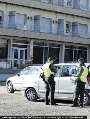  ??  ?? Varios agentes de la Guardia Civil paran a un conductor, ayer en las calles de Alcañiz.