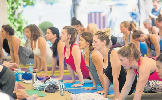  ?? Wörthersee Tourismus ?? Yoga im Zelt am Wörthersee. Dicht an dicht liegen die Matten, erstaunlic­herweise stört es nicht.