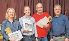  ?? FOTO: TTC WANGEN ?? Markus Sohler (rechts) überreicht besondere Erinnerung­en für langjährig­e Mitgliedsc­haft an Harry Enderle (2.v.l.) und an Britta und Frank Bächstädt.