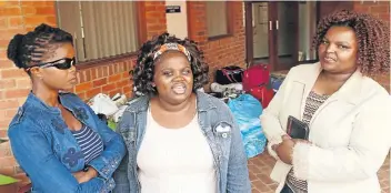  ?? Picture: MICHAEL PINYANA ?? IN A FIX: SA Council for the Blind members, from left Thandile Butana, Lutho Xintolo, and Nomthandaz­o Rasayi at Kenton-on-Sea police station following the forced removal of colleagues from a Cannon Rocks school for the blind after rental payments...