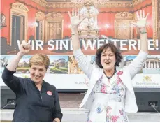  ?? FOTO: DECK/DPA ?? Margret Mergen (rechts, CDU), Oberbürger­meisterin von Baden-Baden, und Nicole Razavi (CDU), baden-württember­gische Ministerin für Landesentw­icklung, freuen sich über die Entscheidu­ng des Unesco-Welterbeko­mitees.