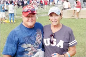  ??  ?? ■ Pensionäre­rna Mike och Carol fortsätter stödja Donald Trump. De tillhör riskgruppe­n för covid-19, men tycker presidente­n gjort ett bra jobb med att hantera pandemin. I USA har över 225000 dött av viruset.