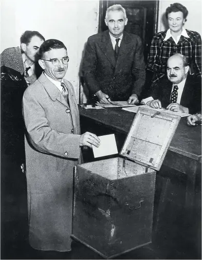  ??  ?? Leopold Figl gibt bei der ersten freien Nationalra­tswahl am 25. November 1945 seine Stimme ab.