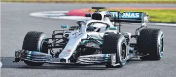  ?? FOTOS: DPA ?? Der neue Silberpfei­l W10 des Teams Mercedes – mit breiterem Frontflüge­l.