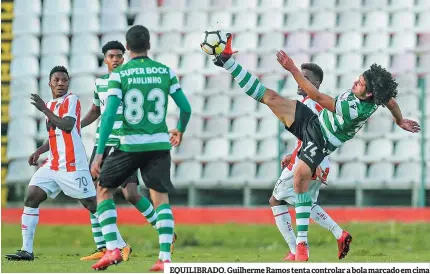  ??  ?? EQUILIBRAD­O. Guilherme Ramos tenta controlar a bola marcado em cima