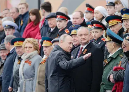  ?? YURI KOCHETKOV / POOL ?? Presidente russo Vladimir Putin foi à Praça Vermelha de Moscovo e homenageou os veterenos da Grande Guerra Pátria no Dia da Vitória