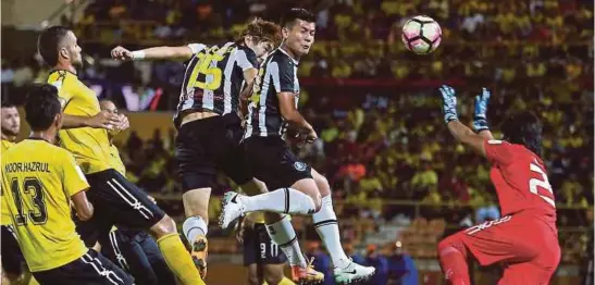  ?? PIC BY IQMAL HAQIM ROSMAN ?? Pahang’s Heo Jae Won (No 15) scores past Negri Sembilan goalkeeper Saiful Amar Sudar in their FA Cup return leg in Paroi on Saturday.