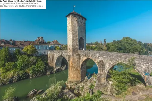  ??  ?? Le Pont Vieux fortifié (xiiie siècle) d’Orthez. La grande arche était autrefois défendue par deux tours; une seule a traversé le temps.