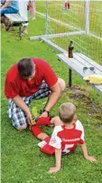  ?? Foto: Angele ?? Auch das Schuheanzi­ehen gehört zu den Aufgaben eines Fußballtra­iners.