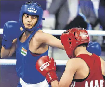  ?? SANJEEV VERMA/HT PHOTO ?? Sonia (in blue) during her bout against Morocco’s Toujani Doaa in the 57kg category at the Women's World Boxing Championsh­ips at the IG Stadium in New Delhi on Saturday.