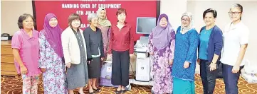  ??  ?? Hiroko Matsuo and guests at the handing over of project to the Sarawak Family Planning Associatio­n.