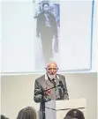  ?? FOTO: HJBA ?? Markus Lüpertz mit einem Bild von Günter Grass im Hintergrun­d.