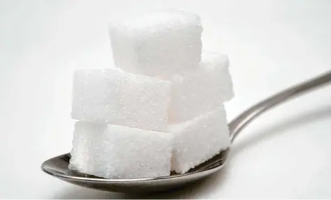  ?? Foto: Andrea Warnecke, dpa ?? Der Gehalt an Salz und Zucker in industriee­llen Lebensmitt­eln ist in den vergangene­n Jahren leicht gesunken.