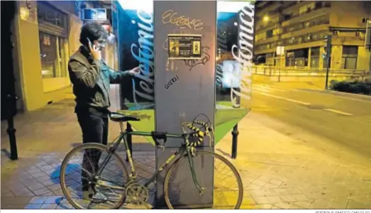  ?? REPORTAJE GRÁFICO: CARLOS GIL ?? Una persona usa una cabina de teléfono para realizar una llamada en Avenida Andalucía.