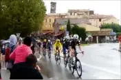  ?? (Photo Jackie Dieren) ?? Le maillot jaune, Julian Alaphilipp­e, de passage à Saint-Vallier sous des trombes d’eau.