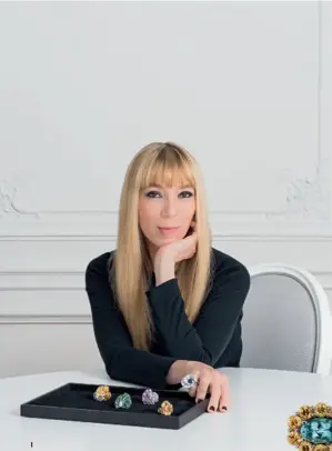  ?? ?? Voilà! Victoire de Castellane, magicienne en chef, der Haute Joaillerie von Dior hat in ihrer Kollektion „Le Jardin de la Couture“von 2023 (re. o. „Mini Milly“Ohrringe und Armband mit farbigen Saphiren) sonnige Zaubergärt­en aus Juwelen entworfen.