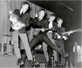  ?? SCANPIX ?? The Beatles fra Liverpool ga ut sin første plate, «Please, please me» i 1963.
