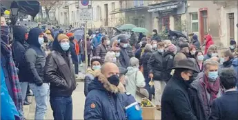  ??  ?? Beaucoup de curieux devant la mairie ce mardi