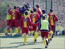  ??  ?? IN VETTA I giocatori della Corneto Tarquinia fanno festa dopo un gol