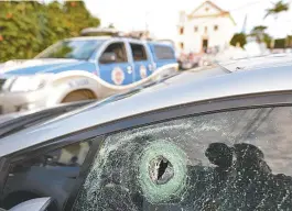  ??  ?? Três carros estacionad­os no local foram atingidos pelos disparos