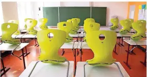  ?? FOTO: SEBASTIAN KAHNERT/DPA ?? Stühle hoch und ab in die Ferien: Schüler haben früher unterricht­sfrei.