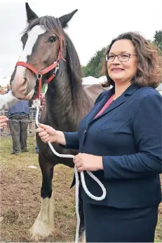  ?? FOTO: DPA ?? SPD-Chefin Andrea Nahles besucht im August 2018 einen Pferdemark­t in Vechta.