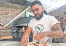  ??  ?? El pizzaiolo Joshua Serrano busca consolidar una versión mexicana de la pizza de calidad, sin saturarla, con ingredient­es nacionales y orgánicos.